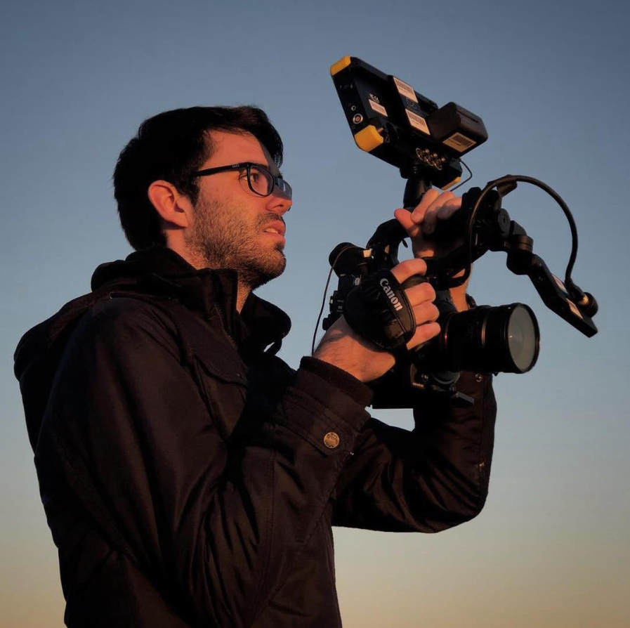 El Marc Inglés Rabal, en un exterior, agafa una càmera de vídeo i en mira el monitor amb un posat concentrat.